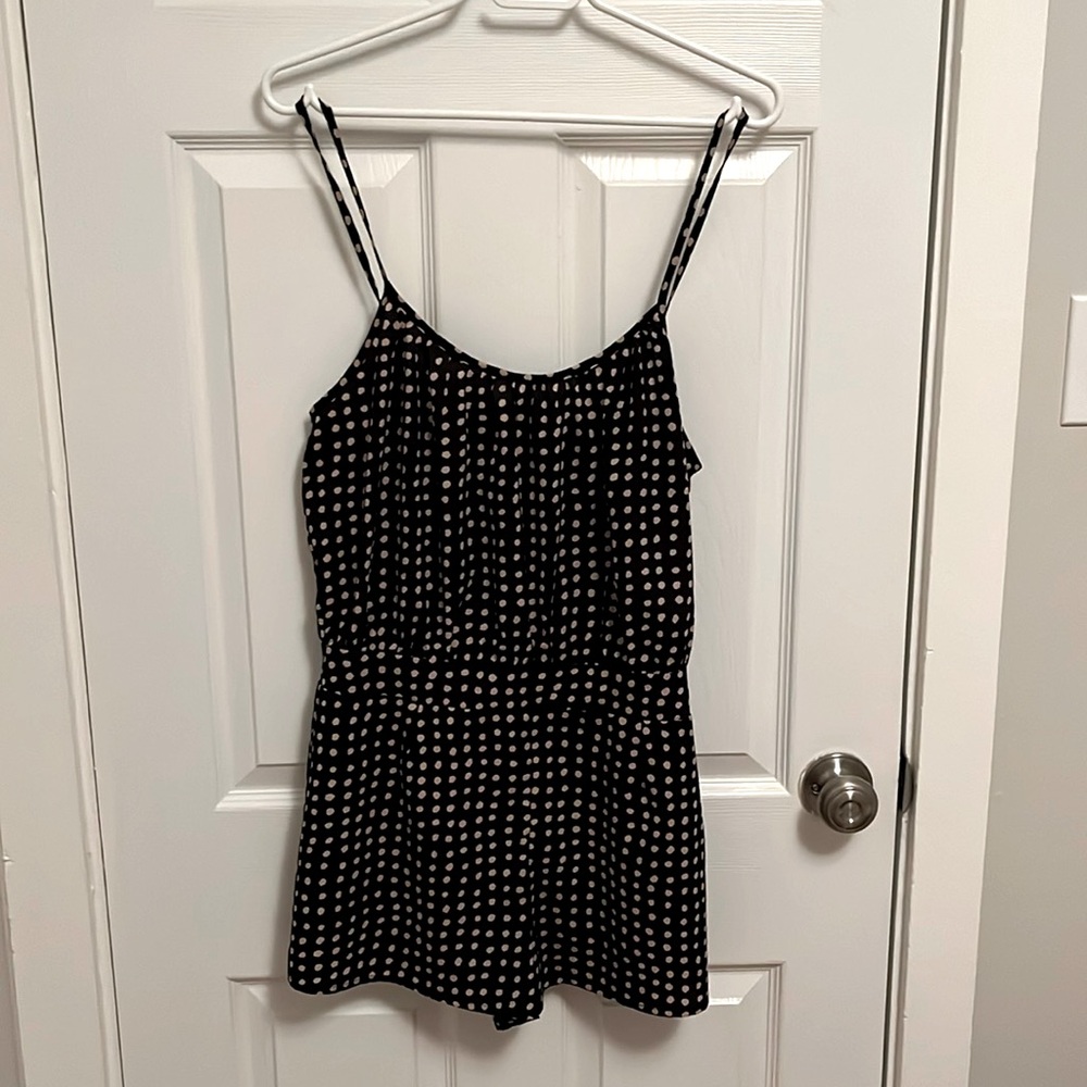 Black and beige polka dot jumper.